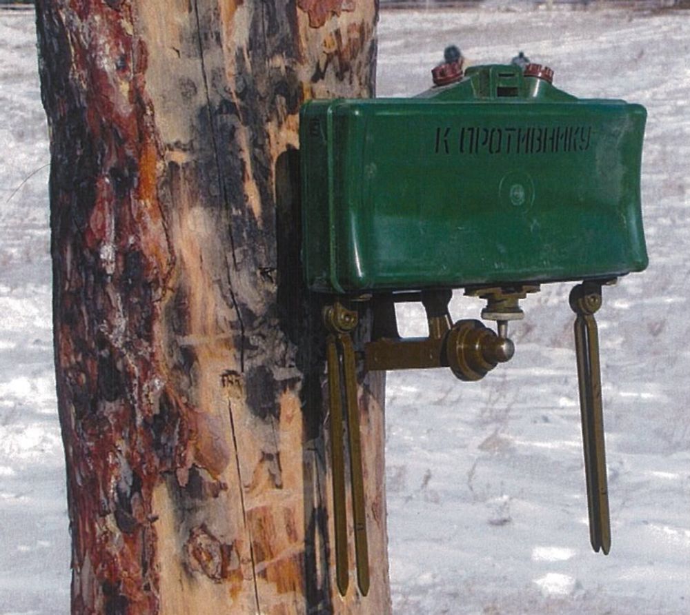 Кріплення міни МОН-50 до дерева за допомогою струбцини