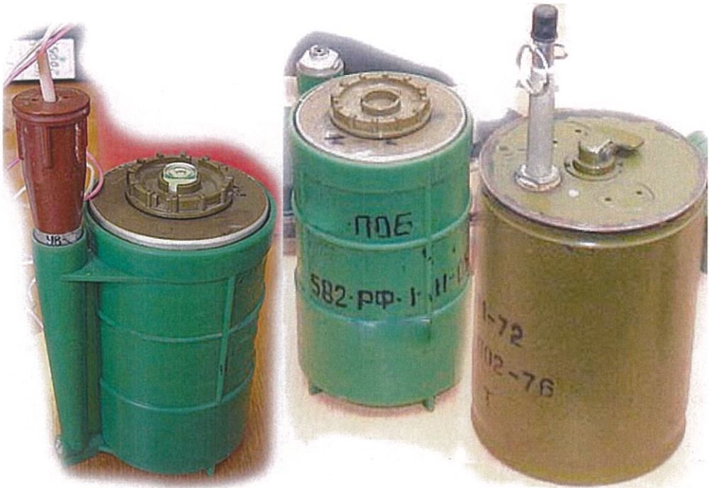 Зліва - міна ПОБ з електронакольним механізмом НМ; В центрі - міна ПОБ без детонатора в порівнянні з міною ОЗМ-72 справа
