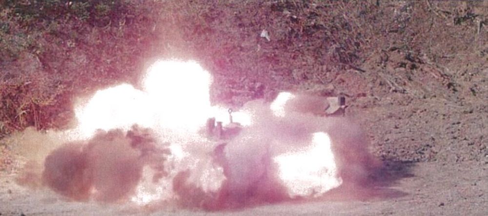 Відеорозкадрування підриву на міні ТМ-72 з детонатором МВН-72 БРЕМ на базі танка Т-55 - кадр 4