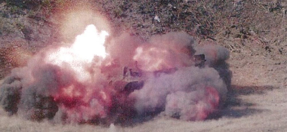 Відеорозкадрування підриву на міні ТМ-72 з детонатором МВН-72 БРЕМ на базі танка Т-55 - кадр 5
