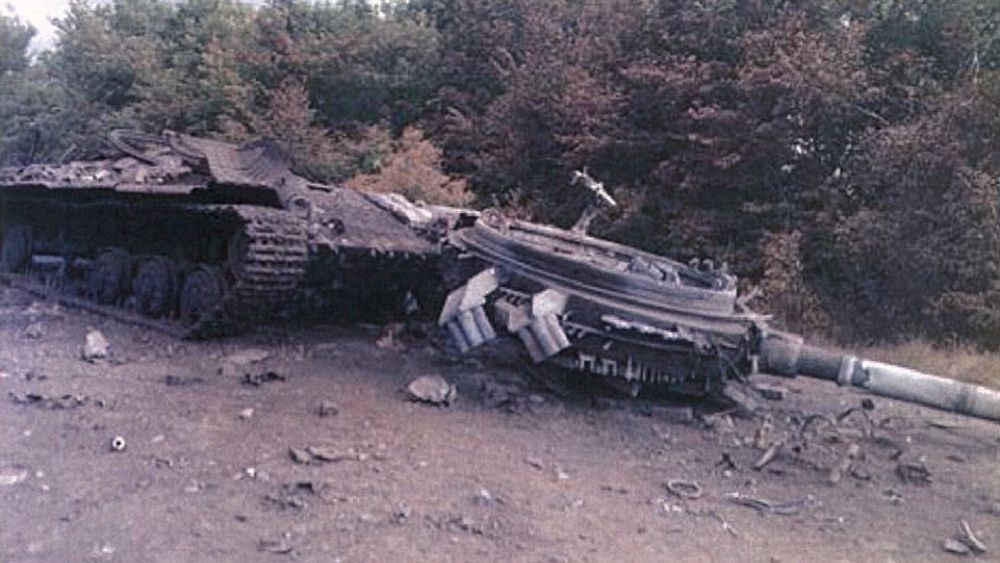 Т-64БВ після проїзду над міною ТМ-89, днище пробито кумулятивним струменем, від якого виникла детонація боєкомплекту, яка зірвала башту