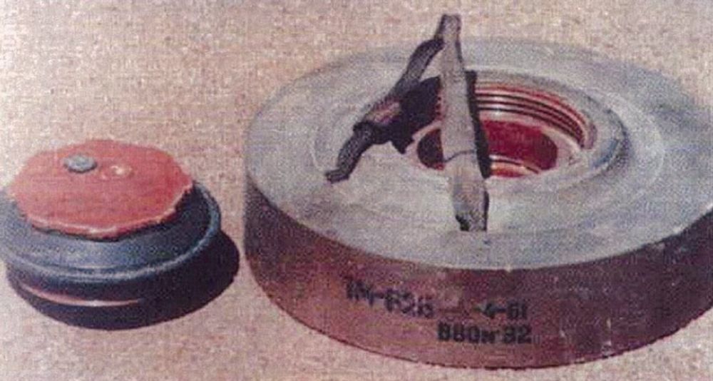 Міна ТМ-62Б. Добре видно колір, впресовану ручку для переноски; зліва - детонатор МВЧ-62