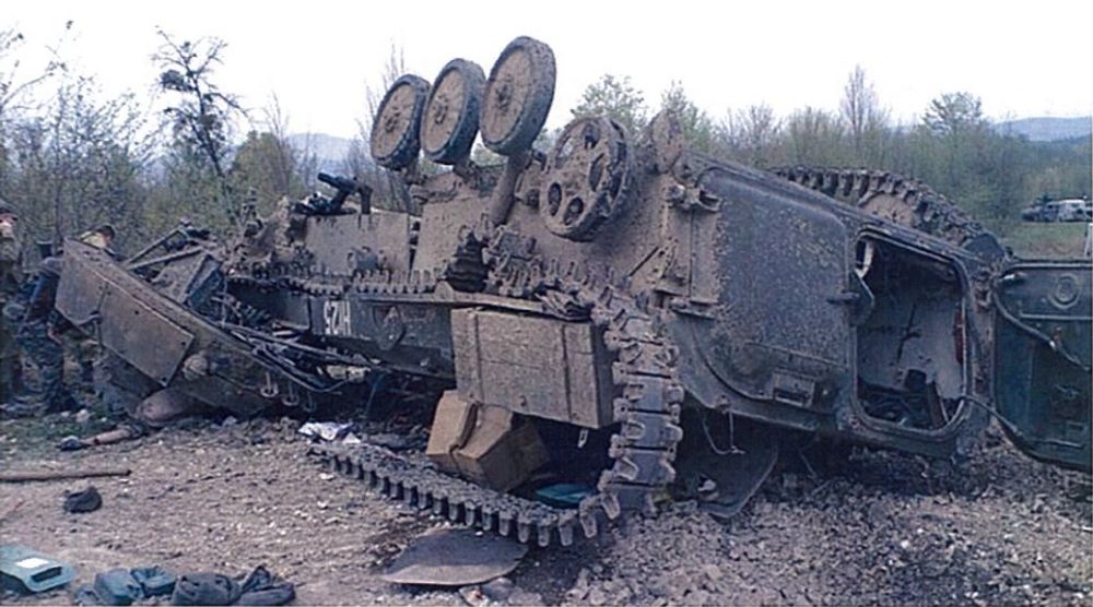 БМП після підриву на міні ТМ-62Д, силою вибуху машину розірвало і перекинуло на дах, Чеченська Республіка Ічкерія, 1995 рік