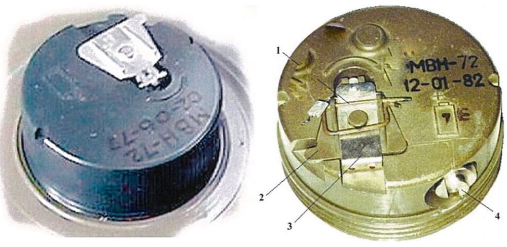 Детонатор МВН-72. Цифрами зазначено: 1 - шпилька; 2 - відкрита кришка годинникового механізму; 3 - запобіжна чека; 4 - пробка гнізда джерела струму