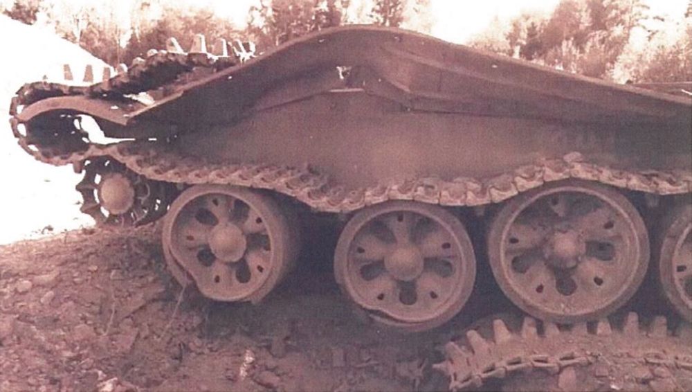 Дія міни ТМ-62М після вибуху на попередньому фото: розірвана та відкинута гусениця, пошкоджено 2 катка