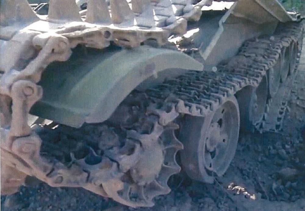 Дія міни ТМ-62М після вибуху на попередньому фото: розірвана та відкинута гусениця, пошкоджено 2 катка