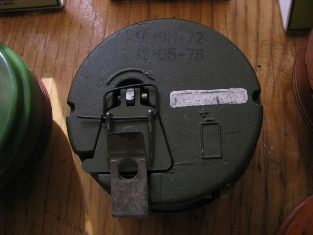 Неконтактно-магнітний підривник МВН-72